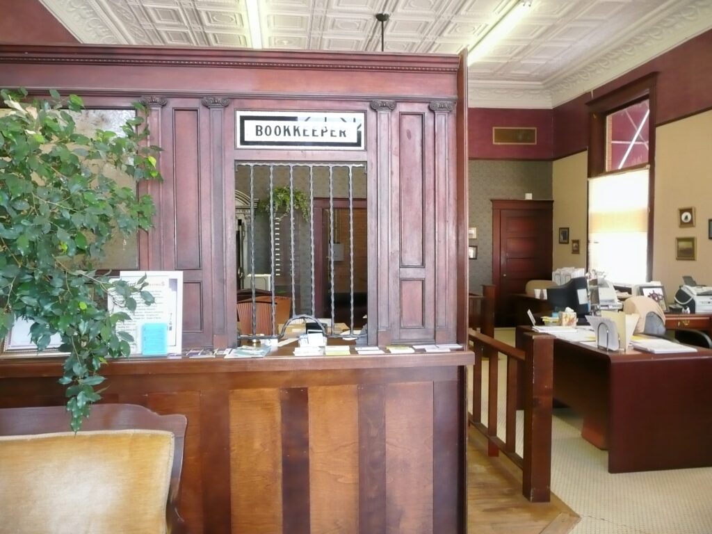 2009 Bank of Tuttle Teller Counter